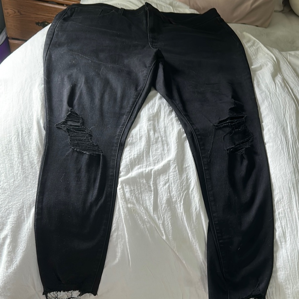 Women’s Universal Thread Mid Rise Skinny  Black Distressed Jeans great condition